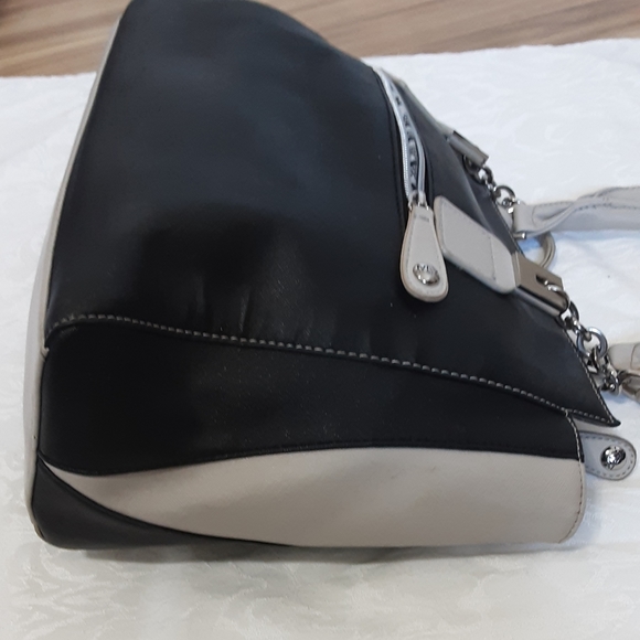 Marc New York Andrew Marc Color Block Handbag. - Picture 9 of 16